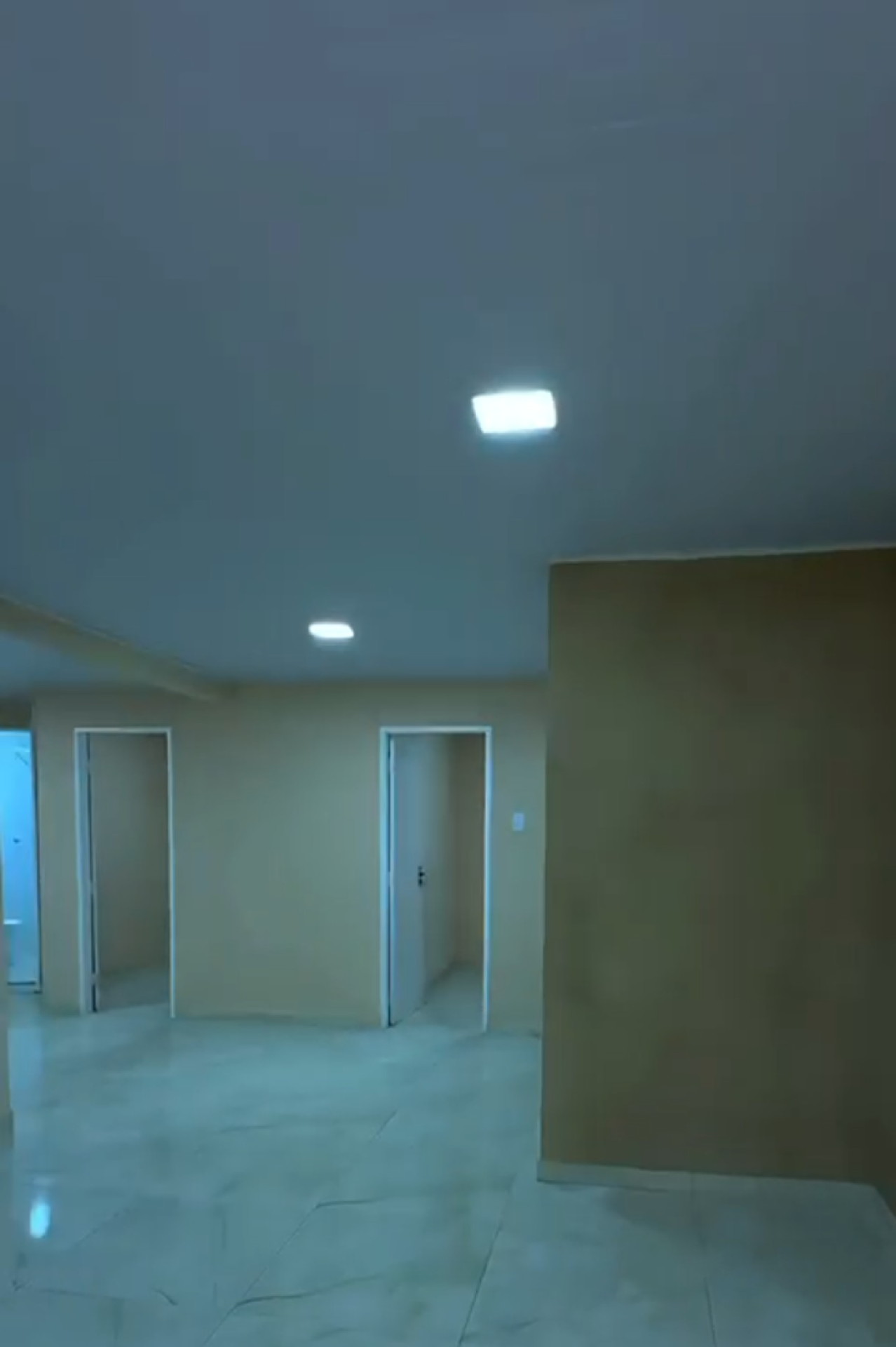 Excelente oportunidade à venda no Marcos Freire II. Casa com 3 quartos,1 suíte com área gourmet e garagem para 02 carros. Pronta para financiamento!