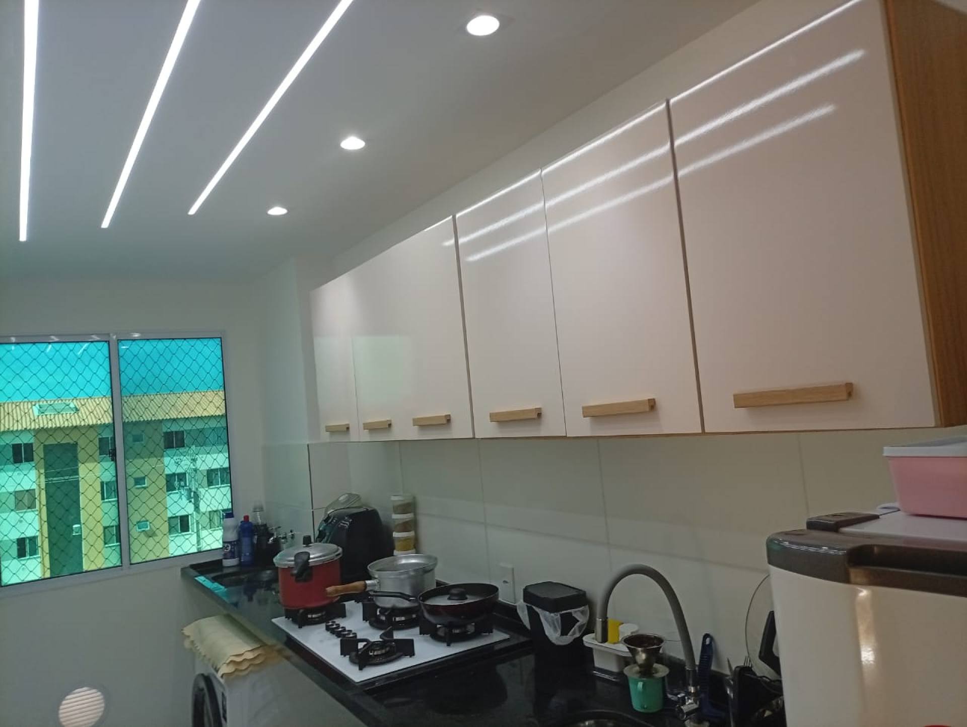 Apartamento mobiliado à venda no Cond. Vales do Sul no Marivan com 2 quartos, lazer completo e próximo à Praia de Aruana