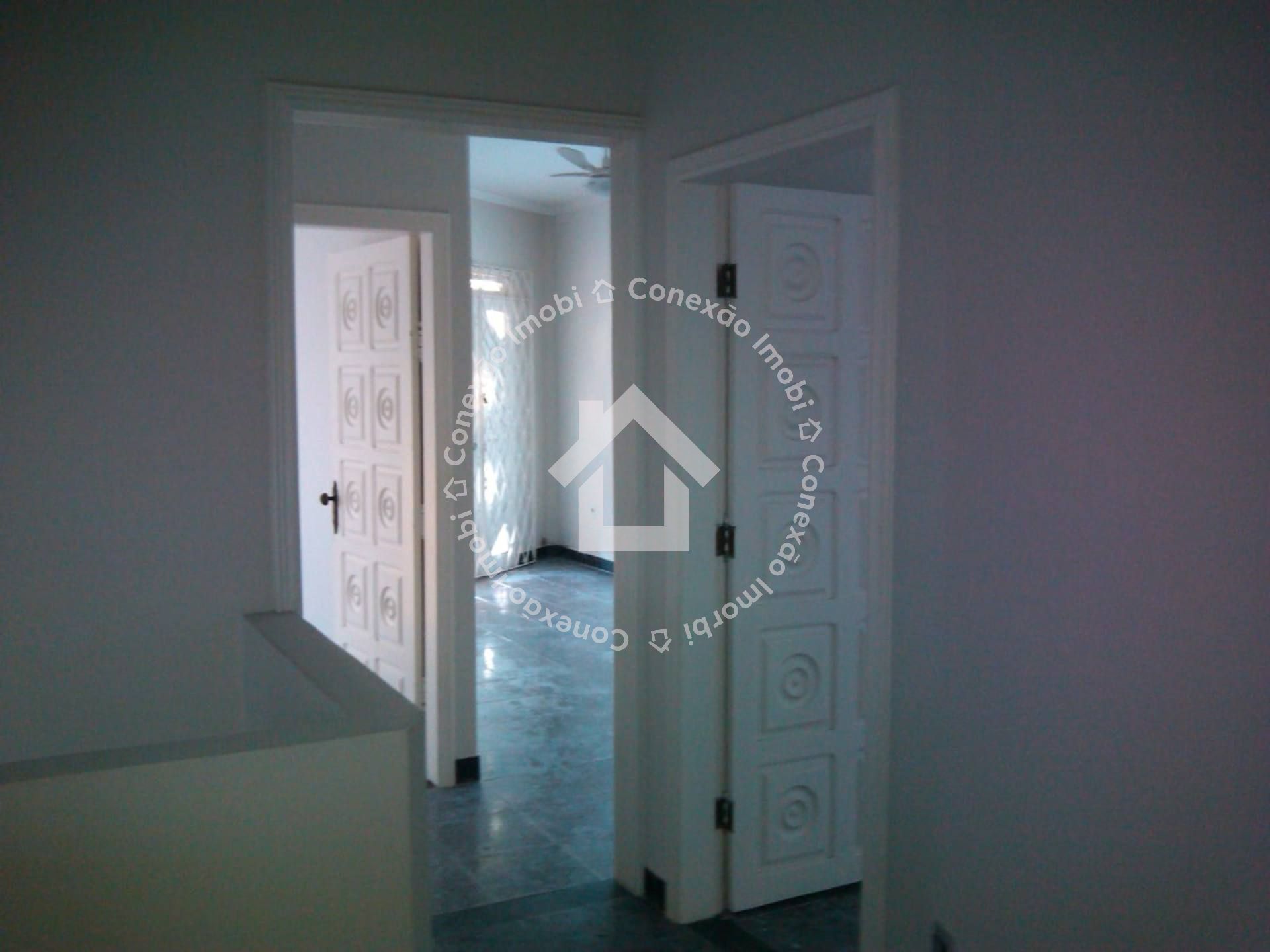 Casa bem planejada com 5 quartos, 3 suítes, garagem para 02 carros à venda no Orlando Dantas