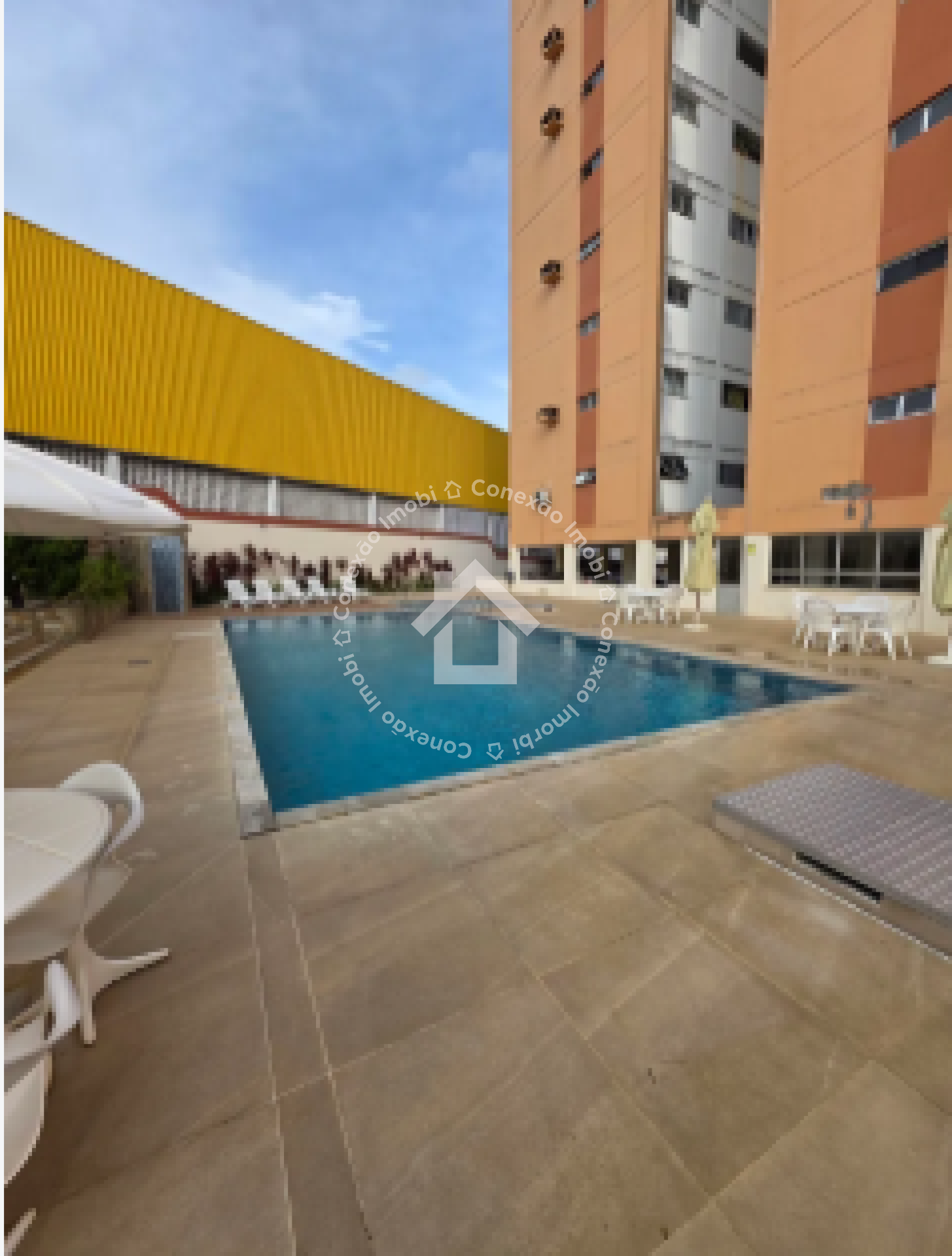 Apartamento à venda no Condomínio Praias do México no Bairro Ponto Novo com 03 quartos, 1 suíte, 2 vagas de garagem e dependência de empregada.