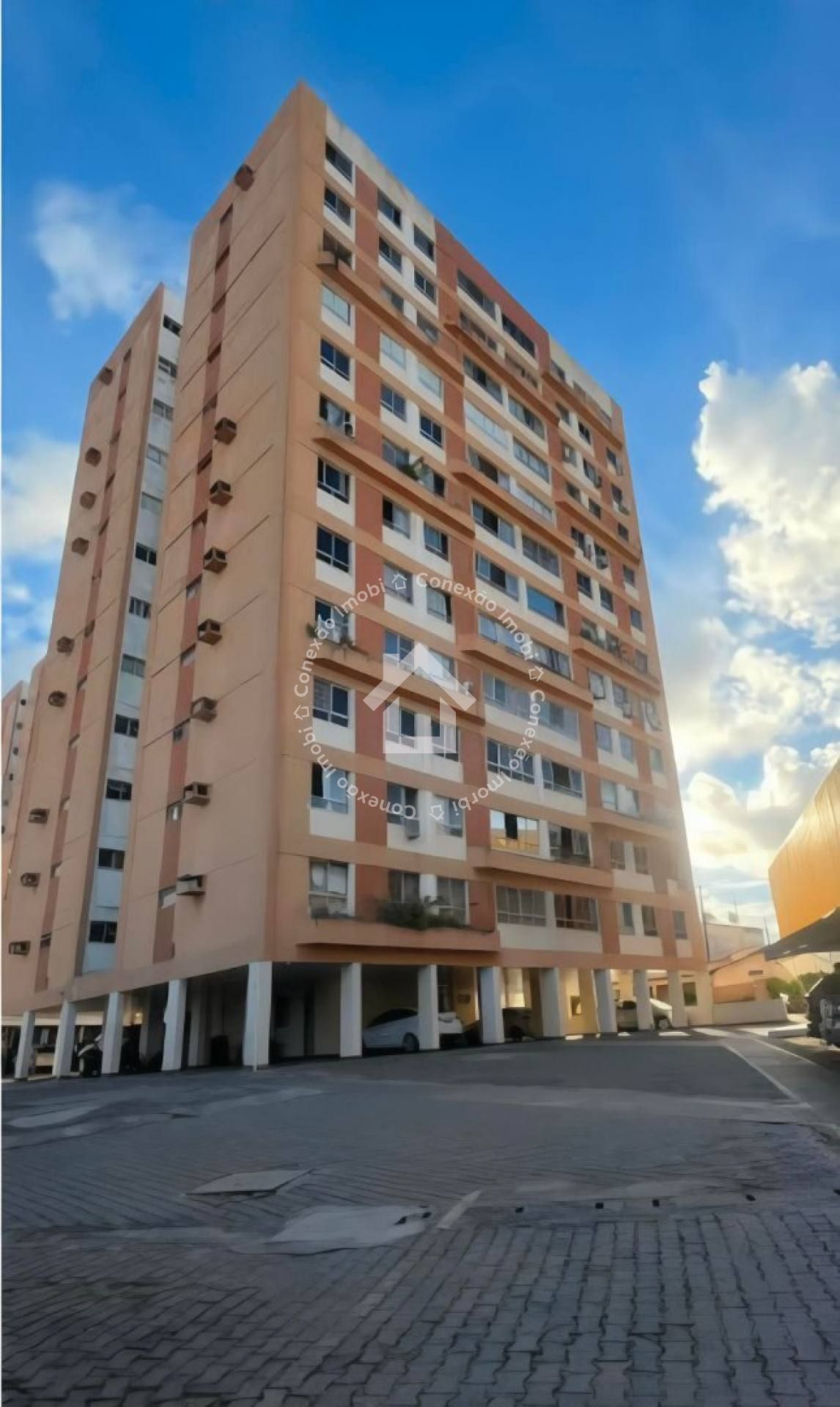 Apartamento à venda no Condomínio Praias do México no Bairro Ponto Novo com 03 quartos, 1 suíte, 2 vagas de garagem e dependência de empregada.