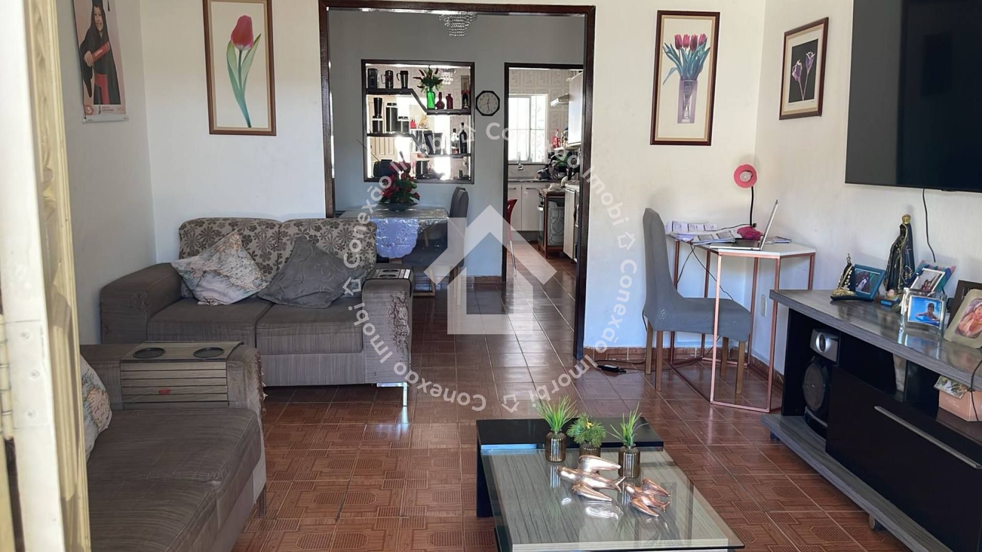 Casa à venda no Bairro Aeroporto com 4 Quartos, Próxima à Igreja Santa Teresa e ao Aeroporto