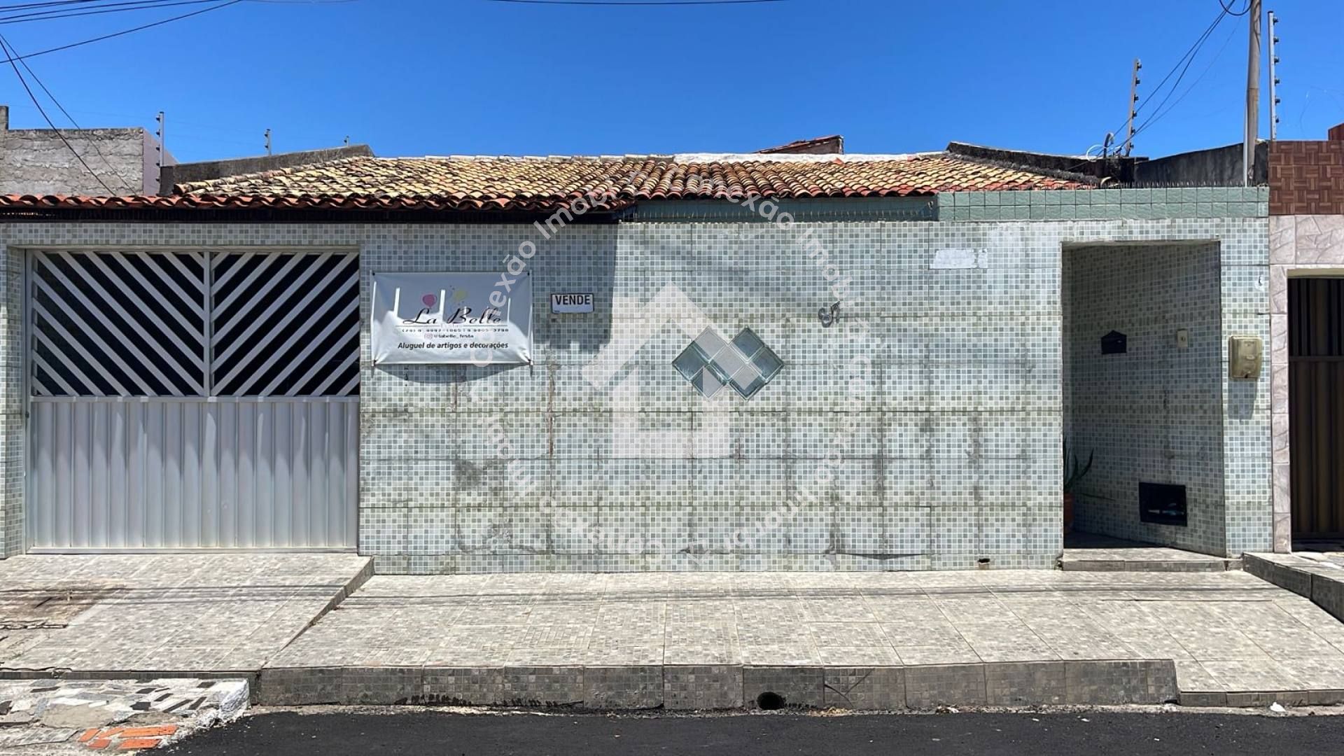Casa à venda no Bairro Aeroporto com 4 Quartos, Próxima à Igreja Santa Teresa e ao Aeroporto