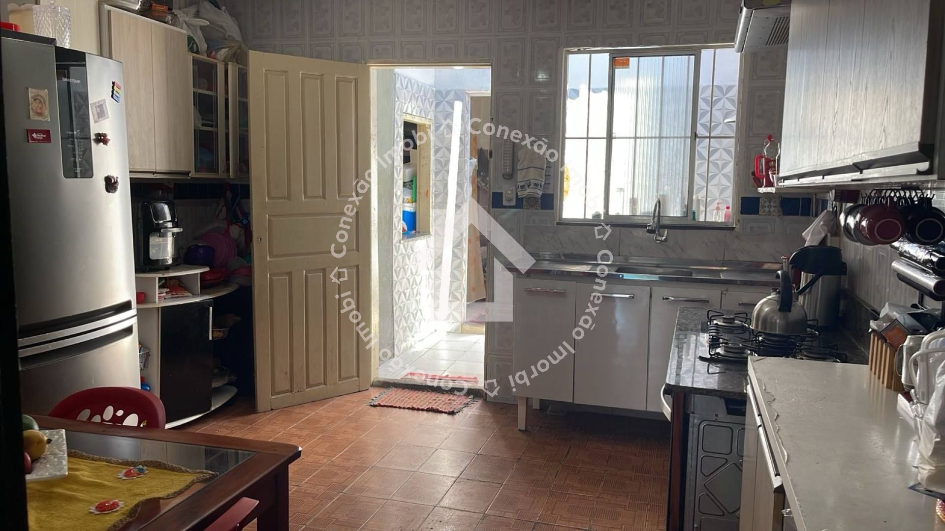 Casa à venda no Bairro Aeroporto com 4 Quartos, Próxima à Igreja Santa Teresa e ao Aeroporto