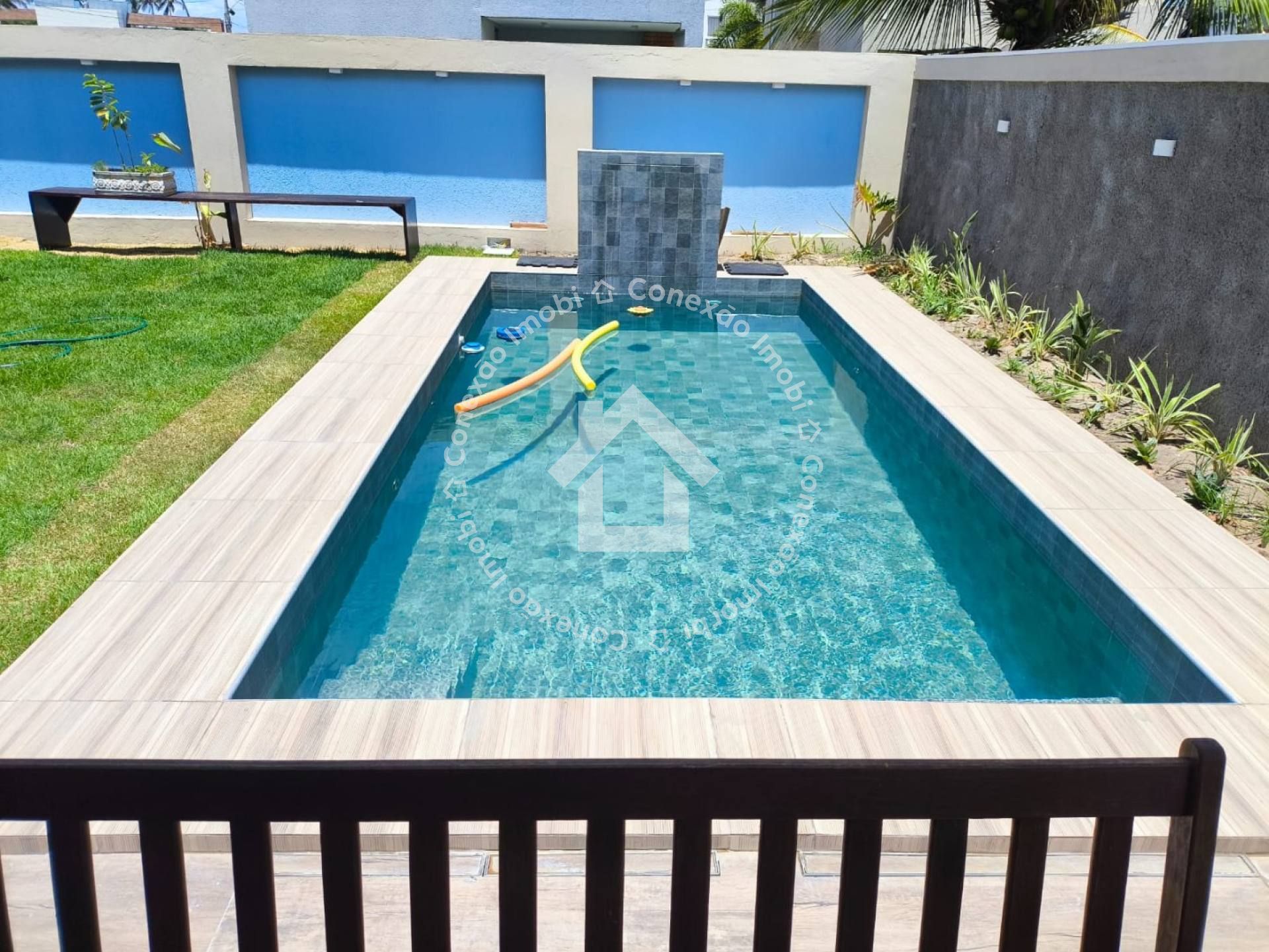 Casa à Venda no Condomínio Praias do Sul III na Aruana com 4 Suítes e Piscina Próxima à Praia