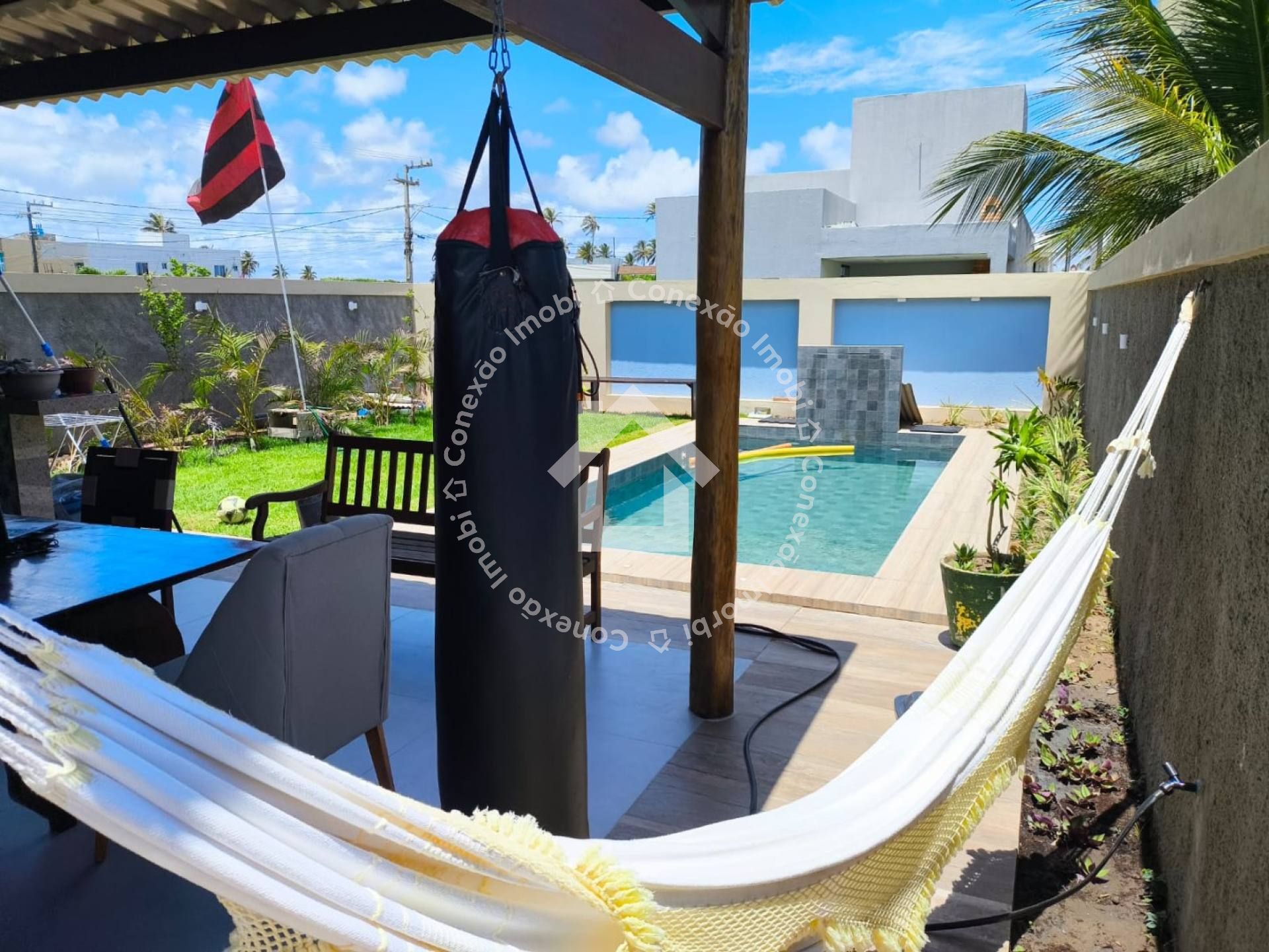 Casa à Venda no Condomínio Praias do Sul III na Aruana com 4 Suítes e Piscina Próxima à Praia