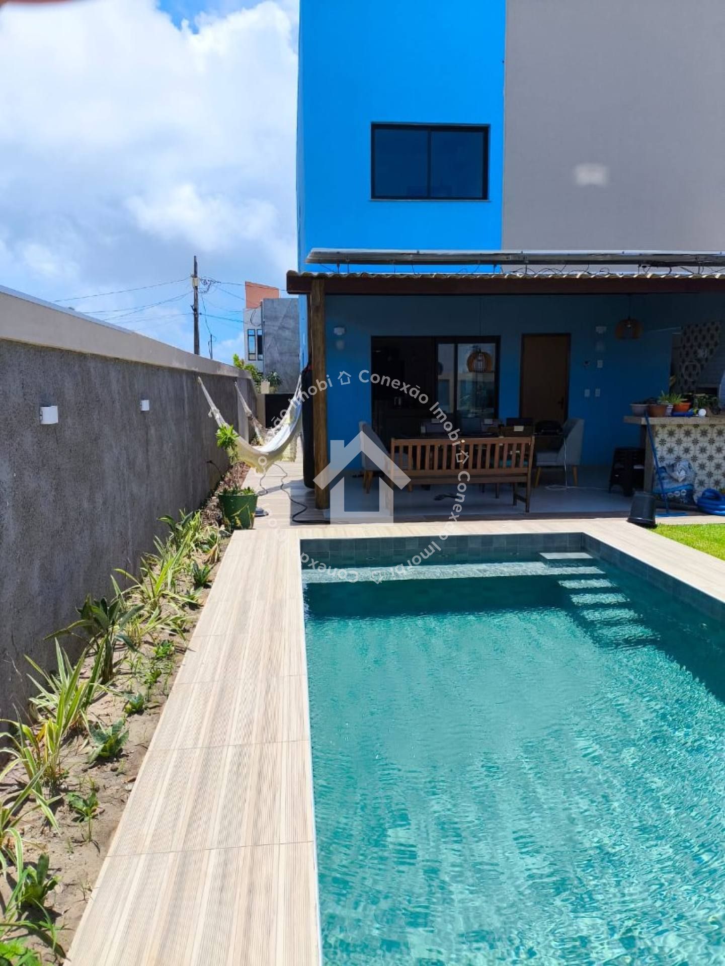 Casa à Venda no Condomínio Praias do Sul III na Aruana com 4 Suítes e Piscina Próxima à Praia