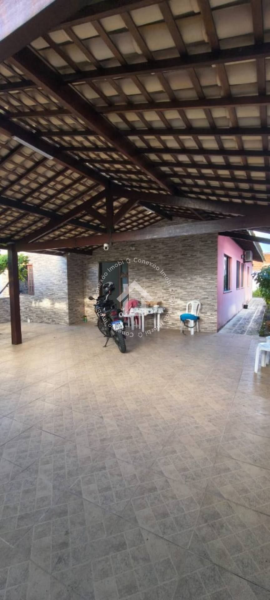 Casa à Venda na Aruana com 3 Quartos e Ampla Área