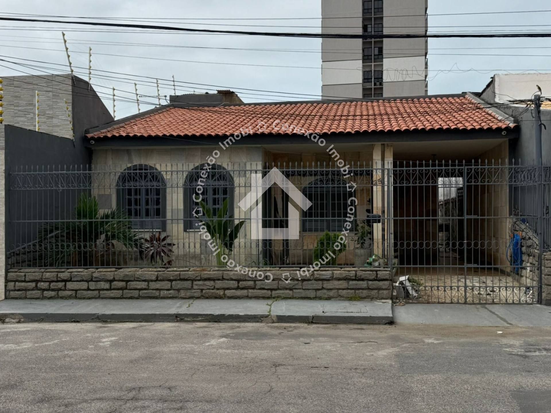 Casa à Venda no Bairro Luzia | 4 Quartos, 2 Suítes, Quintal e Garagem Coberta em Aracaju| Pode ser financiada