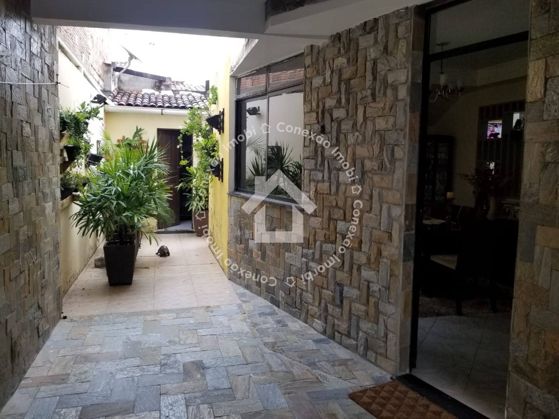 Casa à Venda em Aracaju | 4 Quartos com Suíte, Dependência Completa, Quintal e Garagem | Pronta para financiar