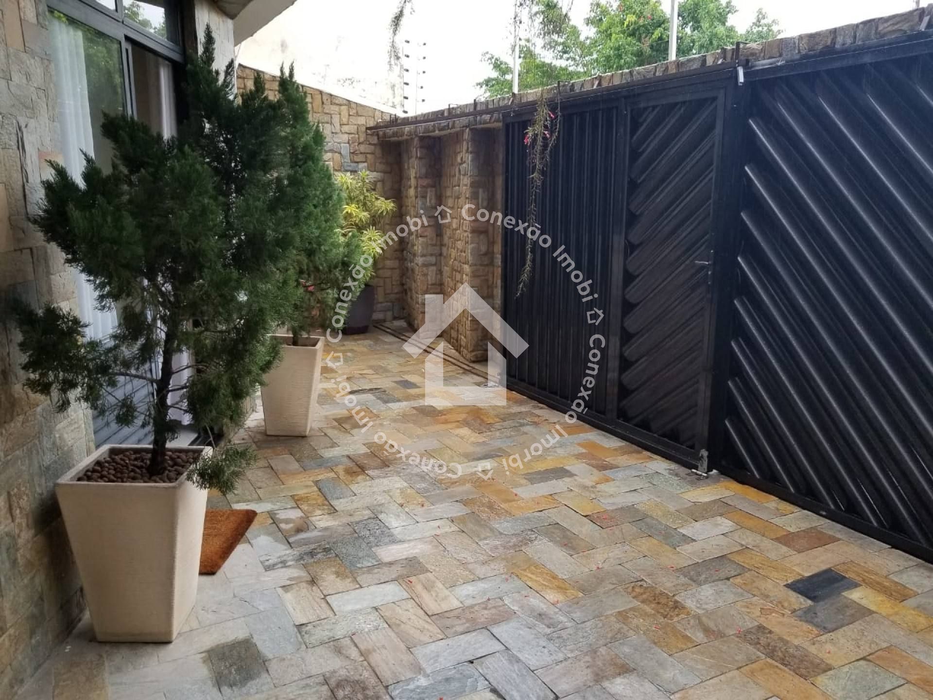 Casa à Venda em Aracaju | 4 Quartos com Suíte, Dependência Completa, Quintal e Garagem | Pronta para financiar