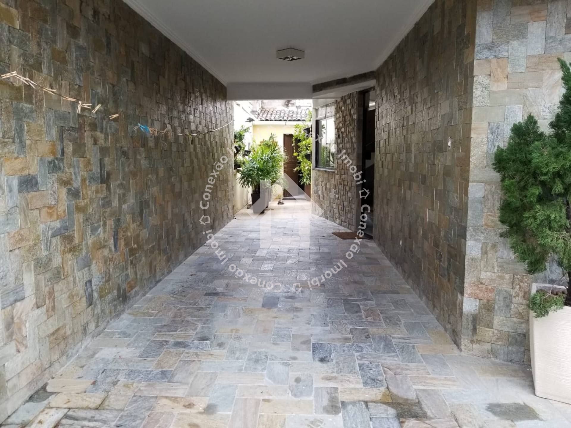 Casa à Venda em Aracaju | 4 Quartos com Suíte, Dependência Completa, Quintal e Garagem | Pronta para financiar