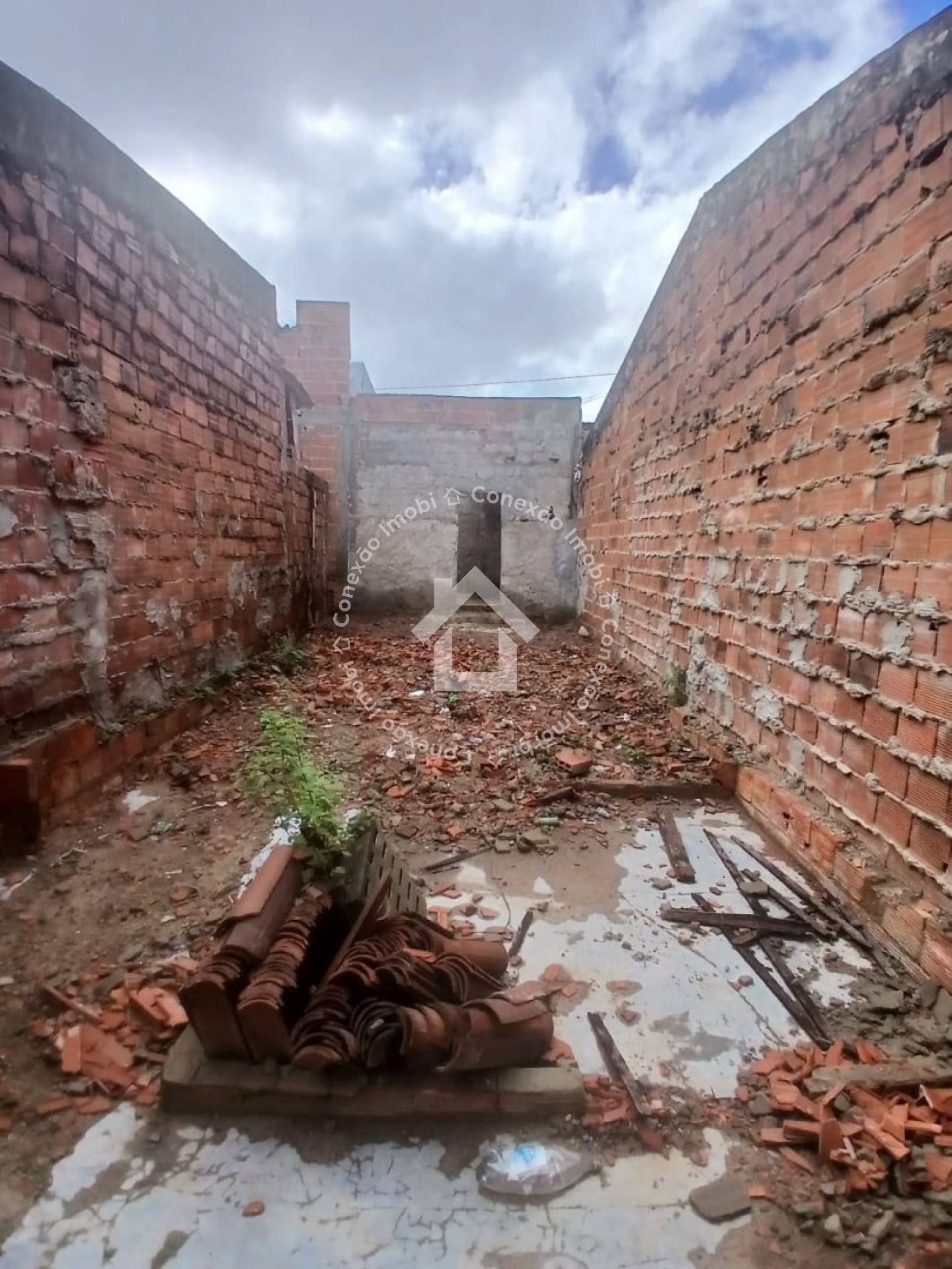 Terreno com Construção e Água Instalada à Venda no Marcos Freire 3| Com 110m²