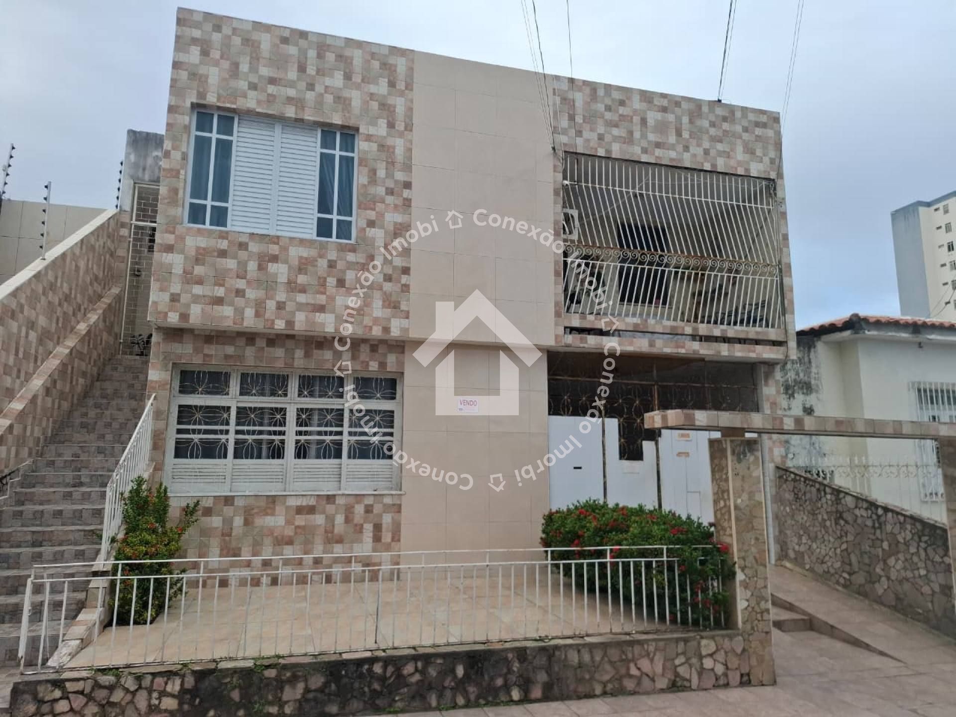 Casa à Venda no Centro de Aracaju com 6 Quartos, Suíte, 2 Vagas de garagem e Amplo Quintal| Somente à vista