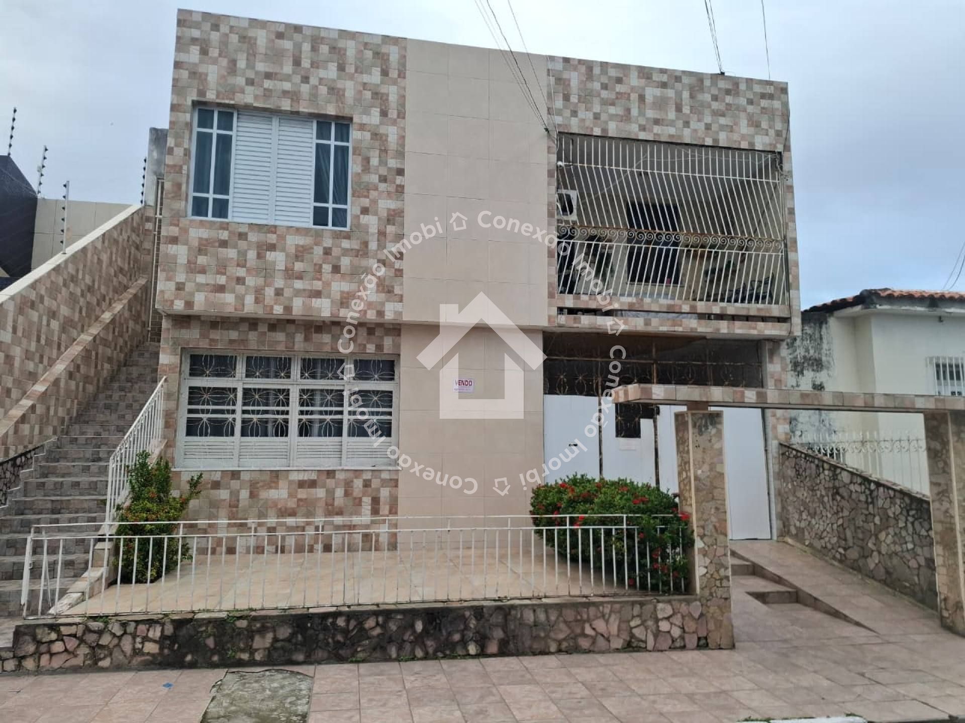 Casa à Venda no Centro de Aracaju com 6 Quartos, Suíte, 2 Vagas de garagem e Amplo Quintal| Somente à vista