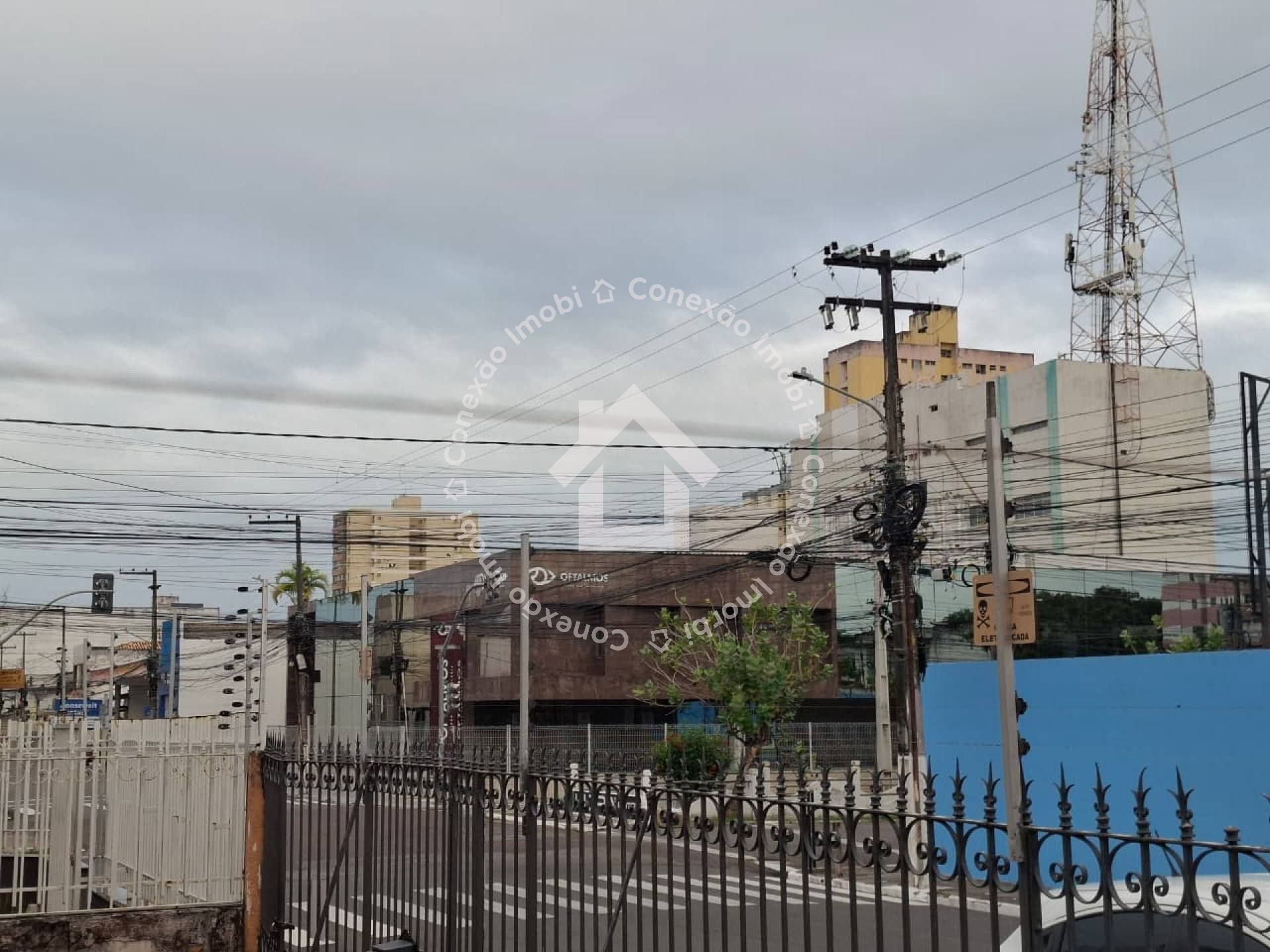 Casa à Venda no Centro de Aracaju com 6 Quartos, Suíte, 2 Vagas de garagem e Amplo Quintal| Somente à vista