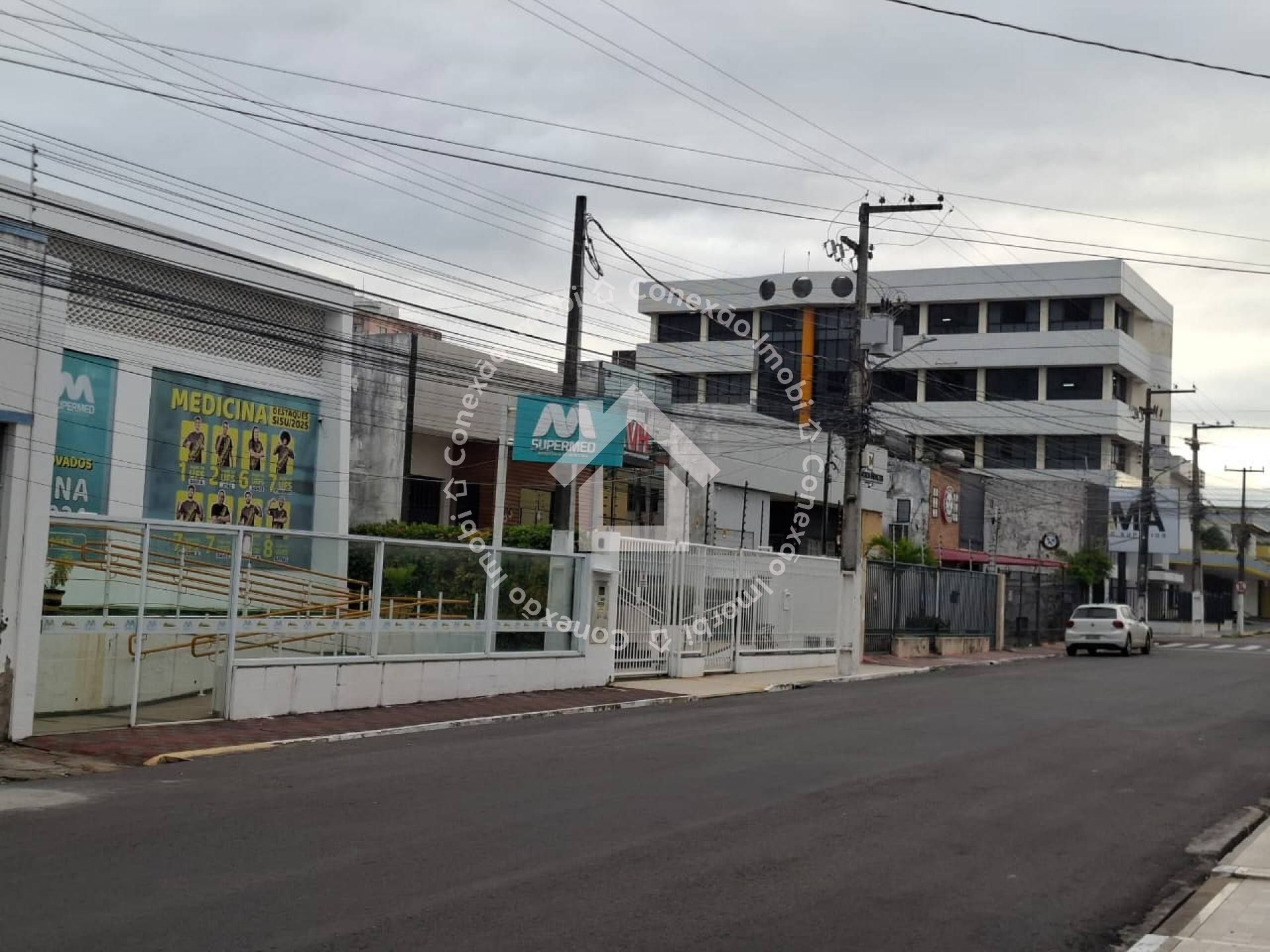 Casa à Venda no Centro de Aracaju com 6 Quartos, Suíte, 2 Vagas de garagem e Amplo Quintal| Somente à vista