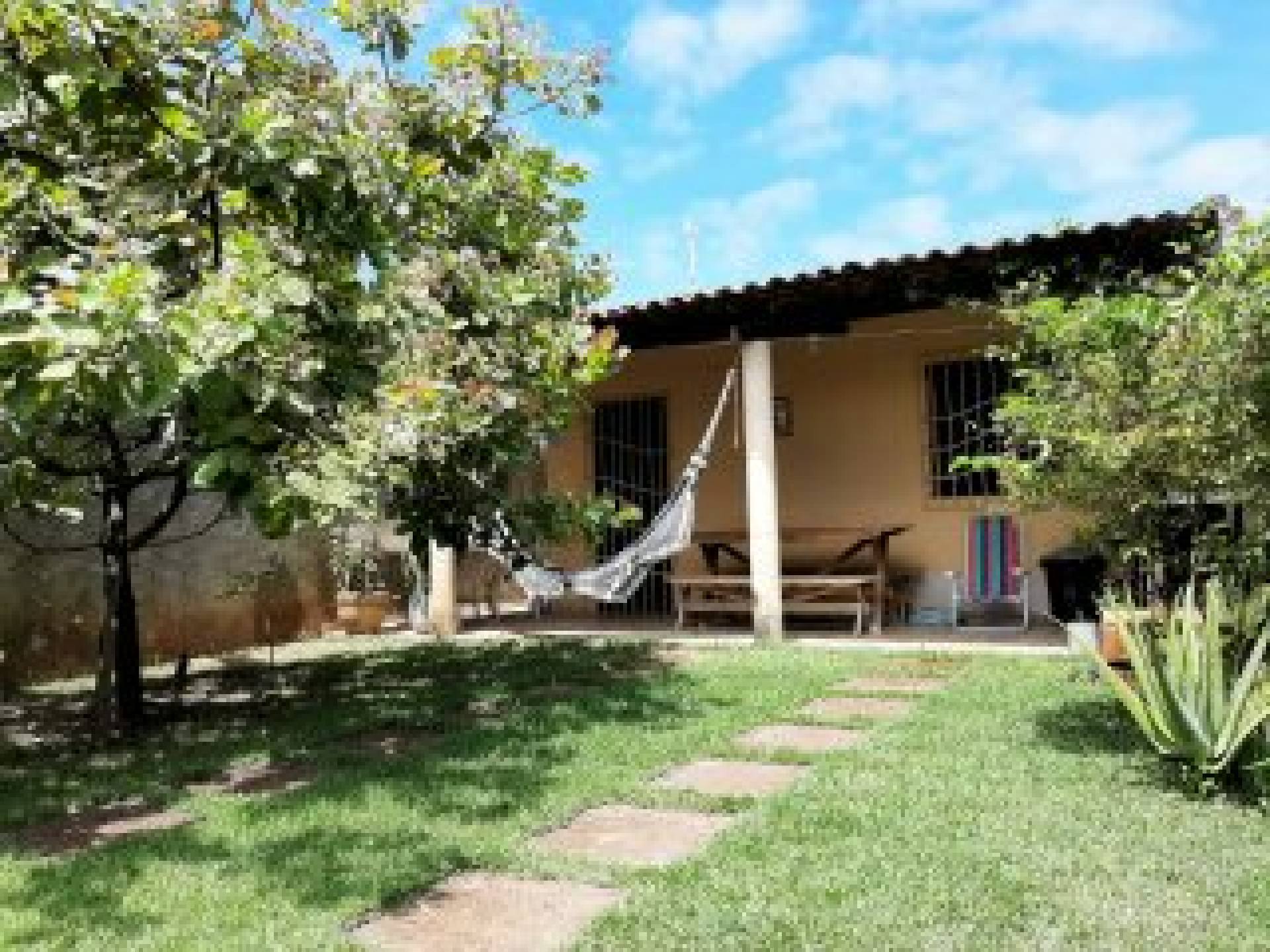 Casa à Venda Próxima à Rodovia dos Náufragos com 2 Quartos e Garagem