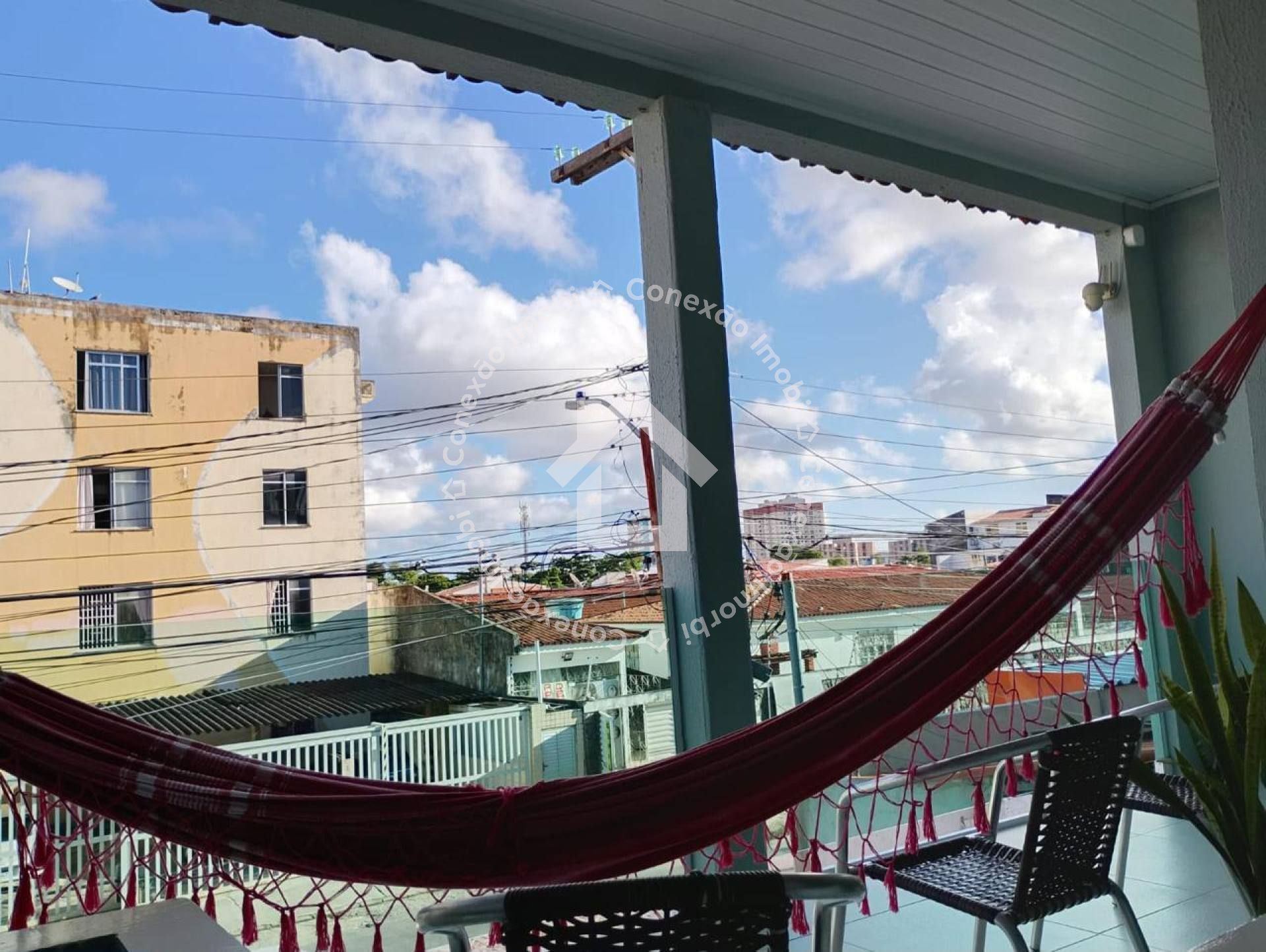 Casa de 2 Andares no Ponto Novo | 4 Quartos e Total Sombra