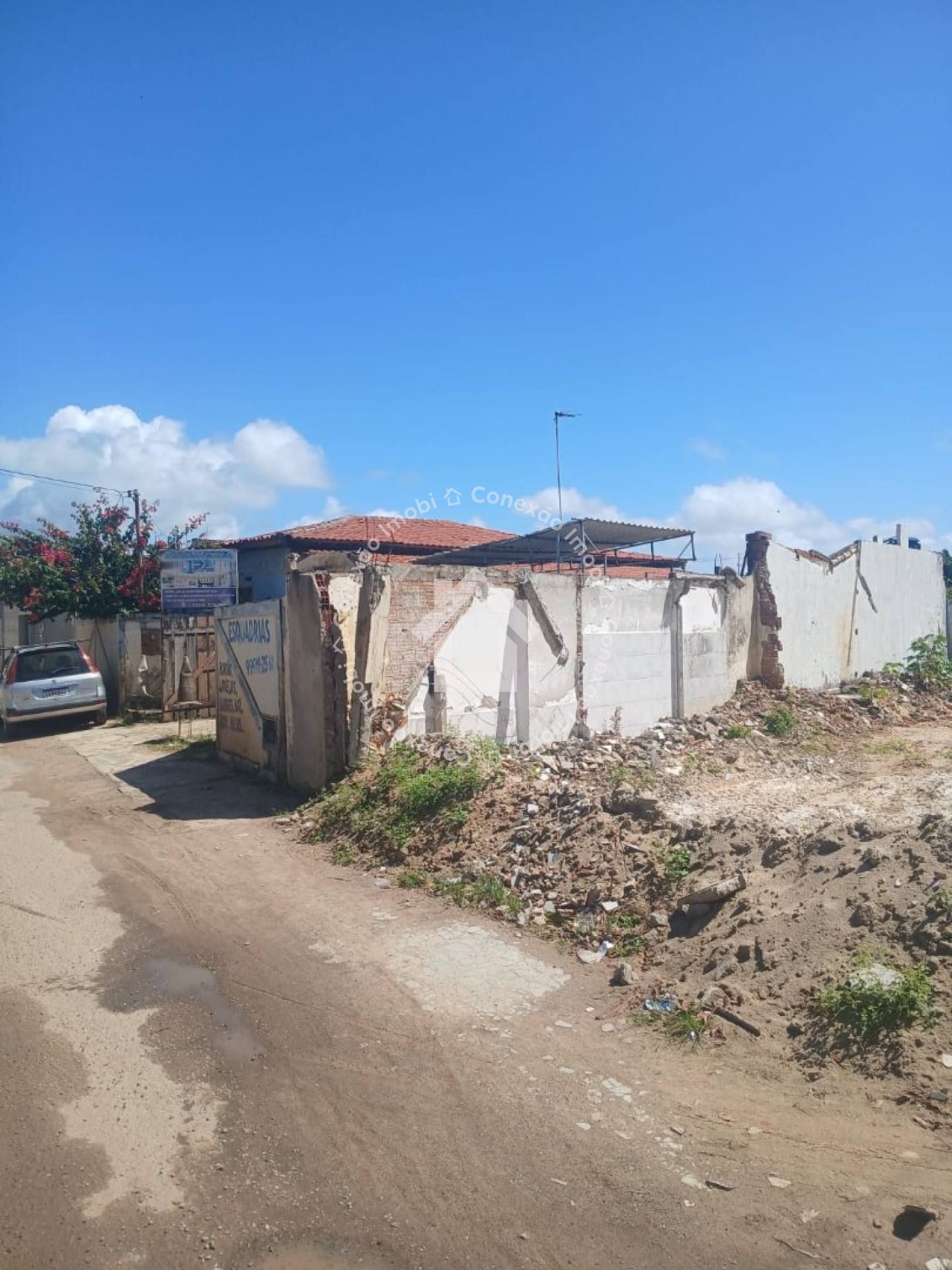 Casa de Esquina à Venda em Areia Branca | Uso Residencial e Comercial