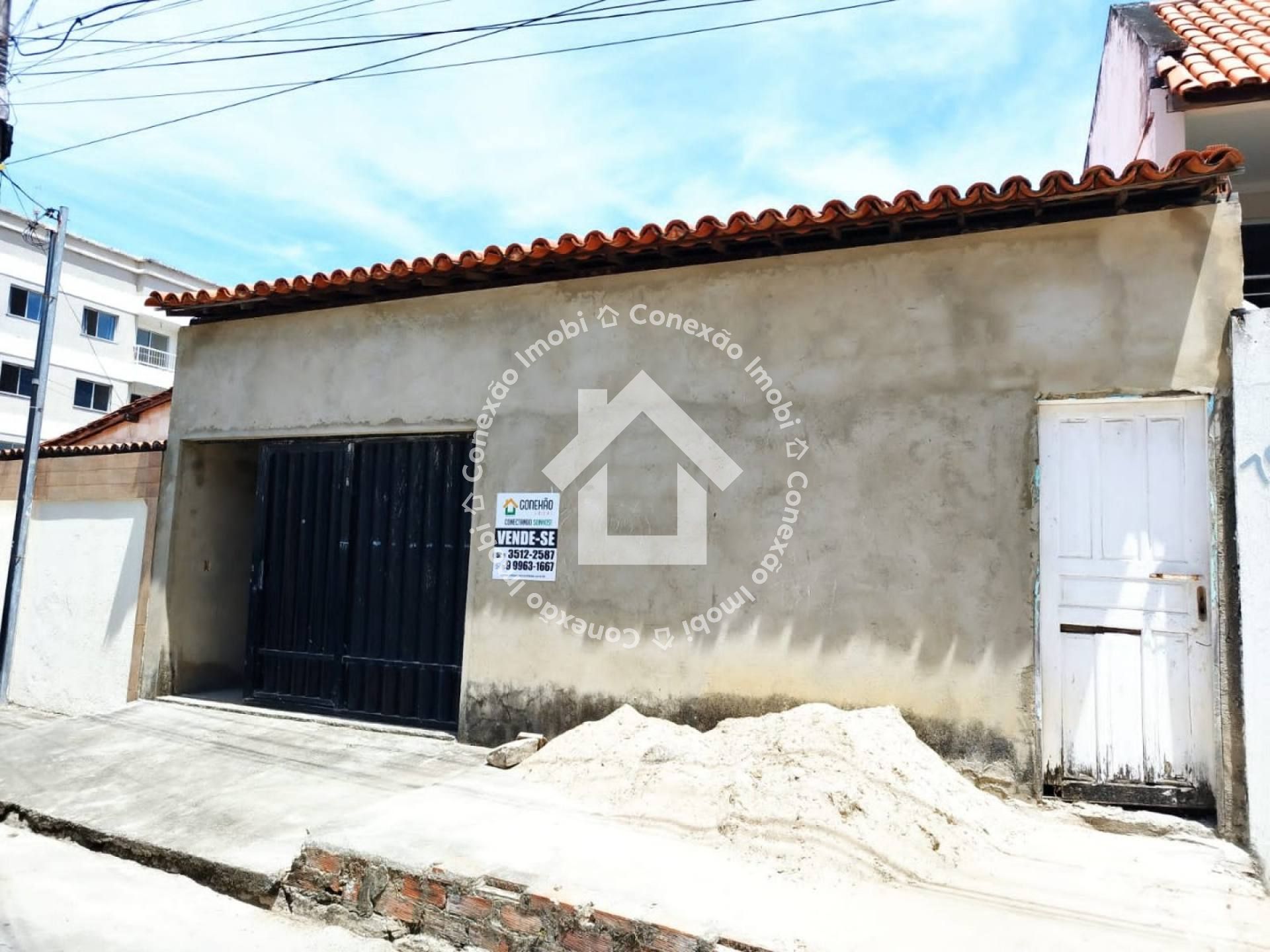 VENDE-SE casa com 2 quartos sendo 1 suíte no Bairro Aeroporto