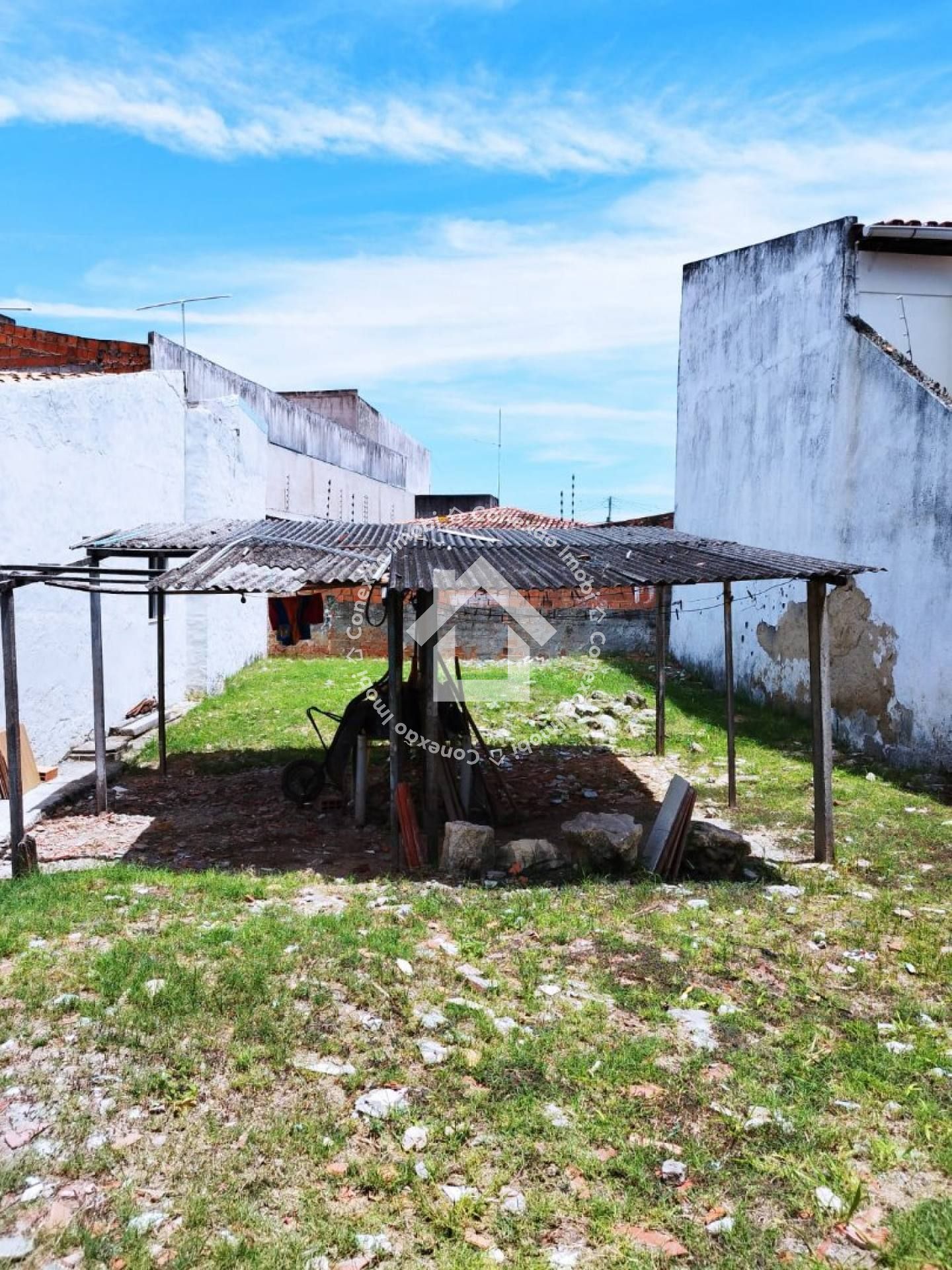 VENDE-SE casa com 2 quartos sendo 1 suíte no Bairro Aeroporto