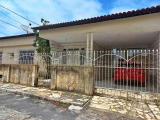 Casa Para Vender com 3 quartos no bairro Grageru em Aracaju