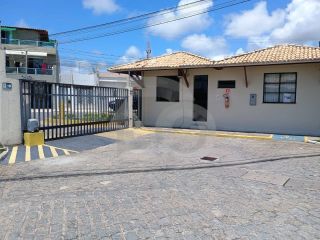 Casa a venda em condomínio fechado no Bairro Aruana