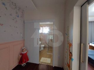 Casa Duplex com 5 Quartos, Suíte com Closet e Excelente Localização