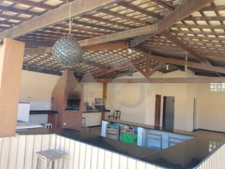 Casa com 3 Quartos, Piscina e Ampla Área Verde