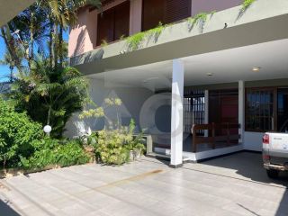 Casa Para Vender com 5 quartos 2 suítes no bairro Atalaia em Aracaju