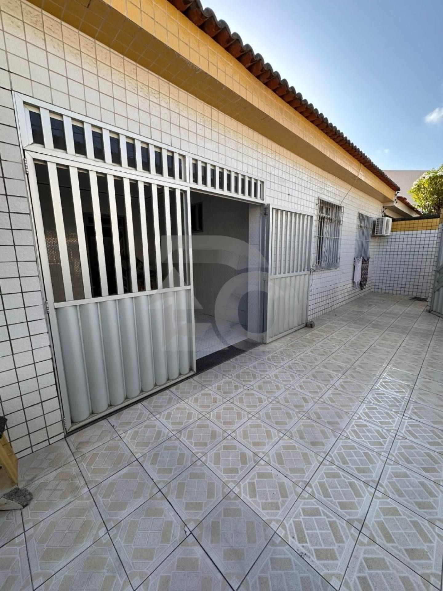 Casa Para Vender com 3 quartos 1 suíte no bairro Luzia em Aracaju