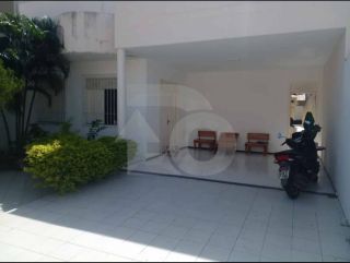 Casa para vender com 4 quartos sendo 3 suítes no Bairro Farolândia em Aracaju.