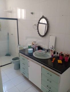 Casa para vender com 4 quartos sendo 3 suítes no Bairro Farolândia em Aracaju.