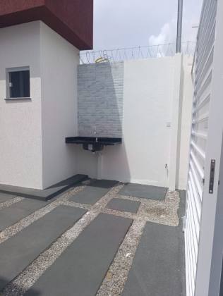 Excelente casa 2/4 sendo um suíte, cozinha americana, sala estar/jantar, varanda gourmet, churrasqueira  no Luar da Barra 02, próximo a praia