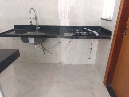 Excelente casa 2/4 sendo um suíte, cozinha americana, sala estar/jantar, varanda gourmet, churrasqueira  no Luar da Barra 02, próximo a praia