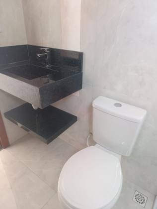 Excelente casa 2/4 sendo um suíte, cozinha americana, sala estar/jantar, varanda gourmet, churrasqueira  no Luar da Barra 02, próximo a praia