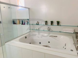 Casa de Alto Padrão para Vender com 5 Quartos no Condomínio Melício Machado