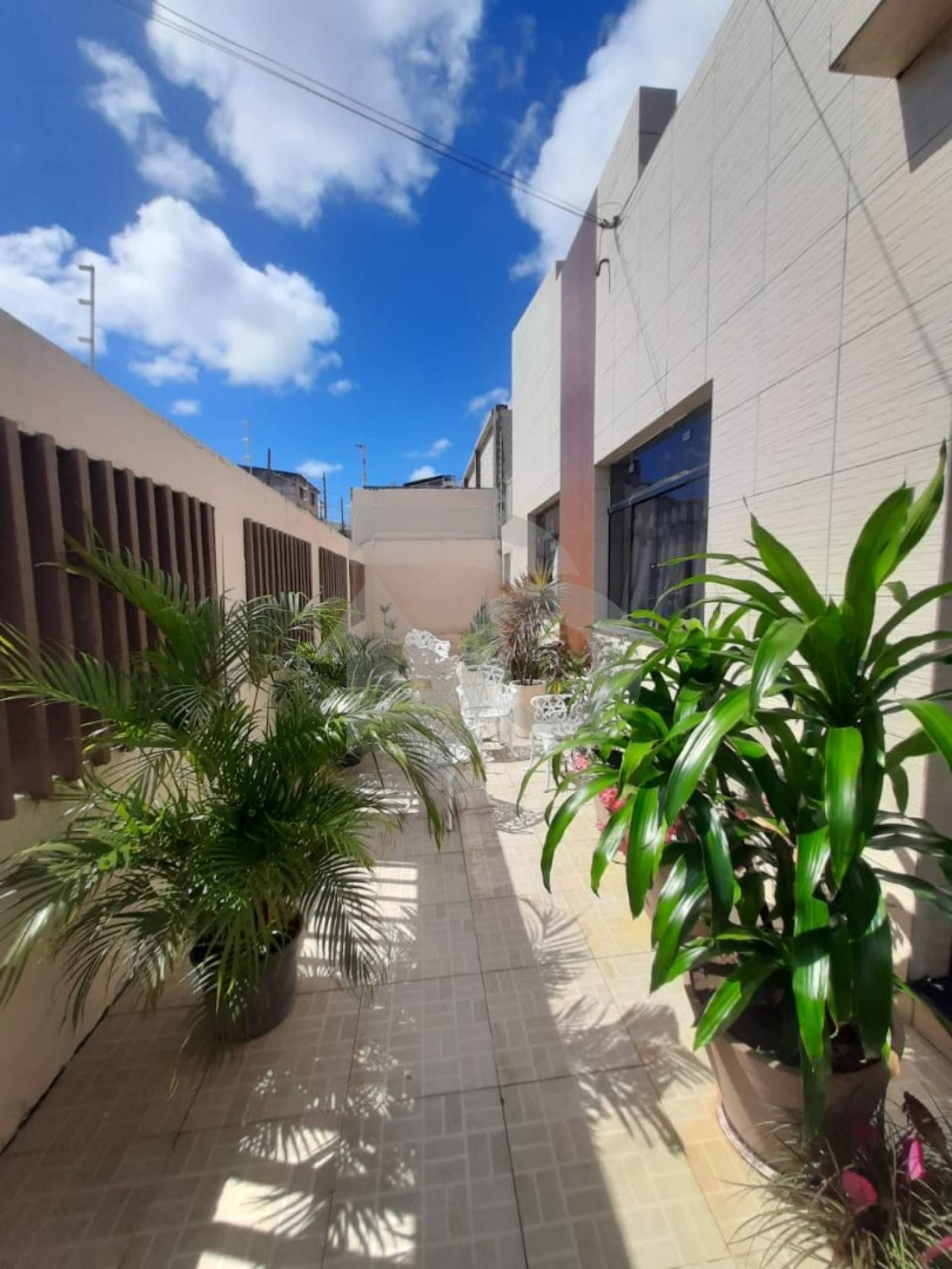 Casa para vender com 4 Quartos, sendo 1 Suíte no Bairro Dezoito do Forte em Aracaju