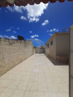 Casa para vender com 4 Quartos, sendo 1 Suíte no Bairro Dezoito do Forte em Aracaju