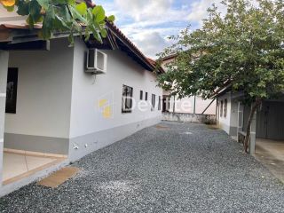 Casa à venda no bairro Zimbros em Bombinhas/SC