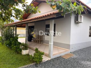 Casa à venda no bairro Zimbros em Bombinhas/SC
