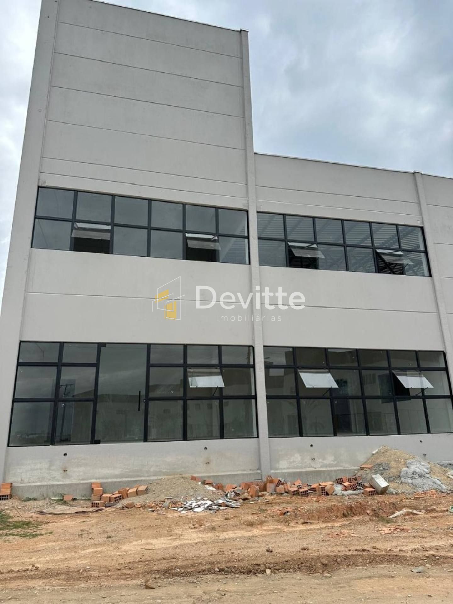 Galpão com 1121m2 para locação anual em Tijucas