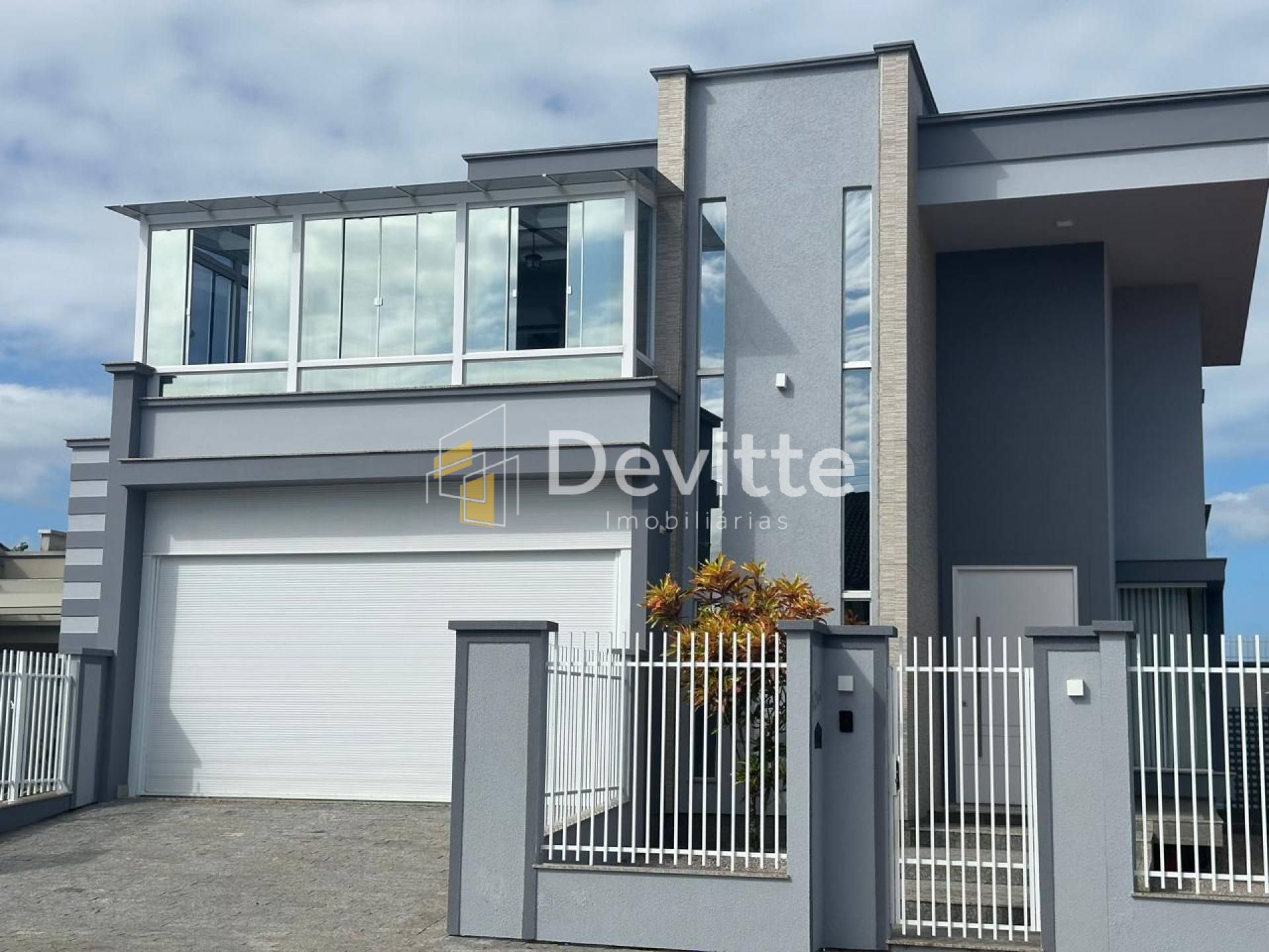 Linda casa para Venda 03 suítes no bairro Centro em Tijucas