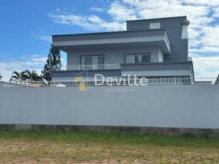 Linda casa para Venda 03 suítes no bairro Centro em Tijucas