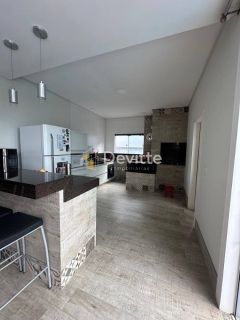 Linda casa para Venda 03 suítes no bairro Centro em Tijucas