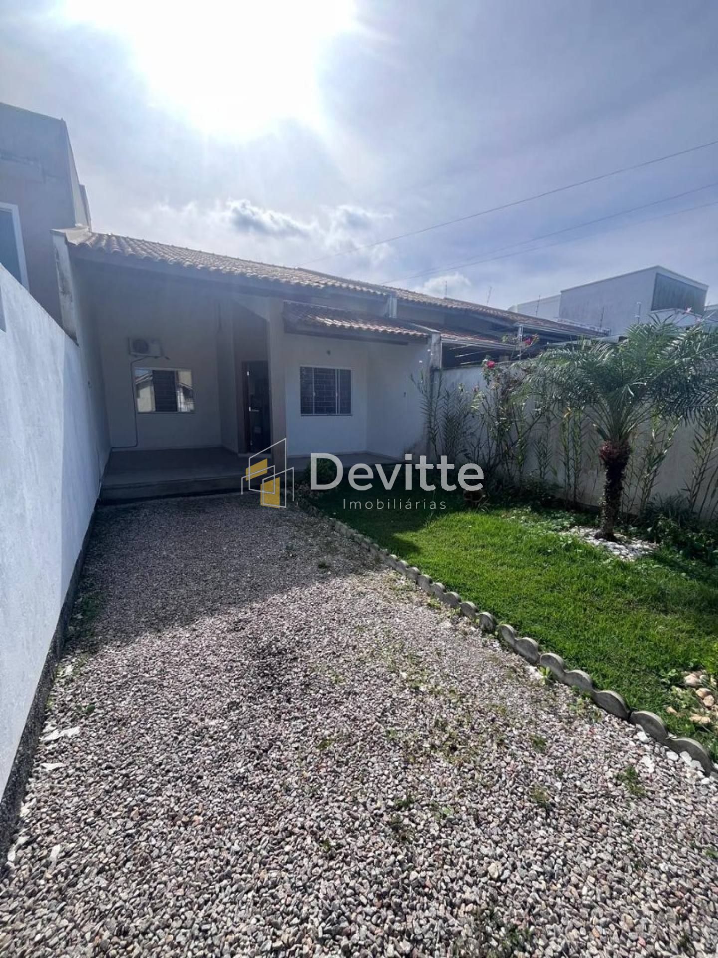 Casa em excelente localização com dois quartos e área de festas com piscina no Loteamento Mata Atlântica