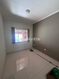 Casa em excelente localização com dois quartos e área de festas com piscina no Loteamento Mata Atlântica