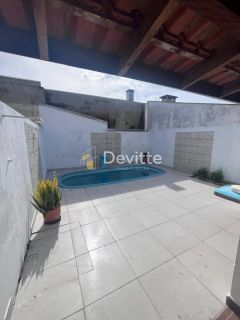 Casa em excelente localização com dois quartos e área de festas com piscina no Loteamento Mata Atlântica