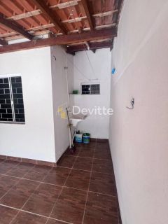 Casa em excelente localização com dois quartos e área de festas com piscina no Loteamento Mata Atlântica